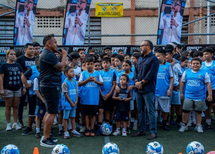 Ernesto Castro inaugura escuela de futbol en colonia La Málaga