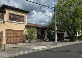 Comuna capitalina recupera acera invadida en colonia Flor Blanca