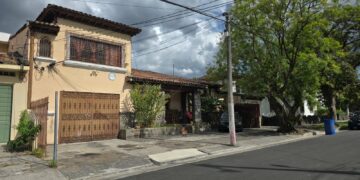 Comuna capitalina recupera acera invadida en colonia Flor Blanca