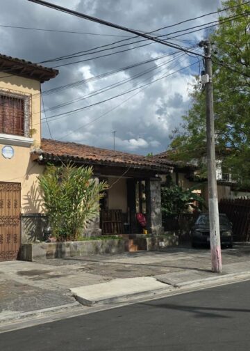 Comuna capitalina recupera acera invadida en colonia Flor Blanca
