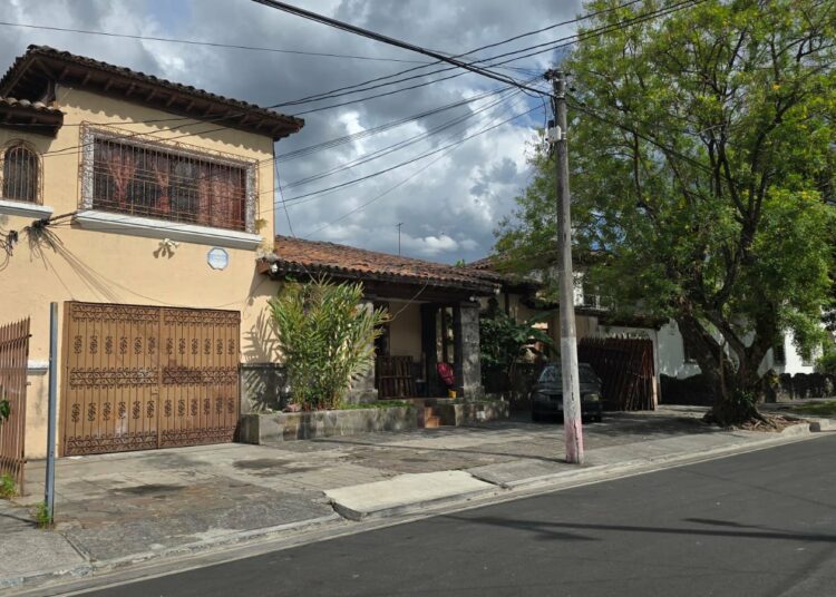 Comuna capitalina recupera acera invadida en colonia Flor Blanca