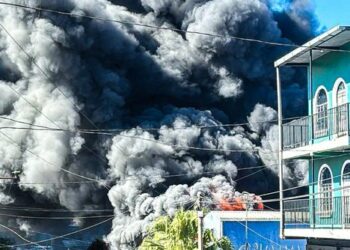 Incendio en chatarrera deja dos fallecidos en San Salvador
