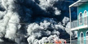 Incendio en chatarrera deja dos fallecidos en San Salvador