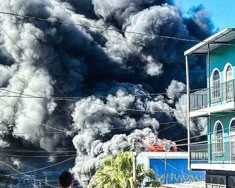 Incendio en chatarrera deja dos fallecidos en San Salvador