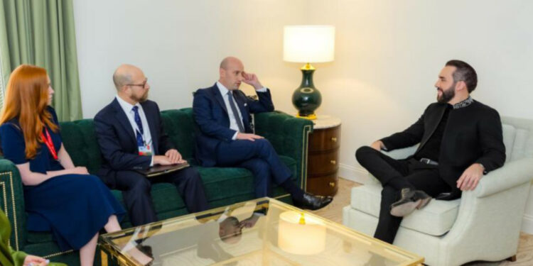 Presidente Bukele se reúne con funcionarios clave de EE. UU. para abordar seguridad, inversión y comercio