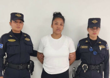 Hondureña vinculada a la MS13 es entregada a la PNC para enfrentar cargos por extorsión en El Salvador