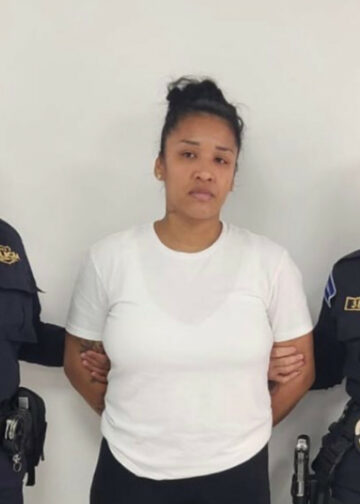 Hondureña vinculada a la MS13 es entregada a la PNC para enfrentar cargos por extorsión en El Salvador