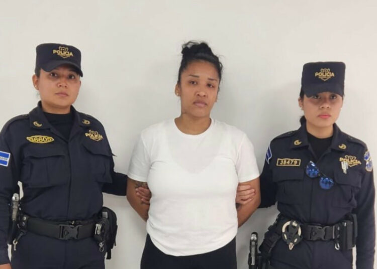 Hondureña vinculada a la MS13 es entregada a la PNC para enfrentar cargos por extorsión en El Salvador