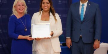 Viceministra de Diáspora reconoce trayectoria de Alfa Karina Arrué en encuentro con salvadoreños en California