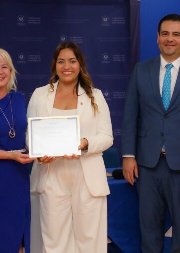 Viceministra de Diáspora reconoce trayectoria de Alfa Karina Arrué en encuentro con salvadoreños en California
