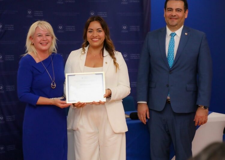 Viceministra de Diáspora reconoce trayectoria de Alfa Karina Arrué en encuentro con salvadoreños en California