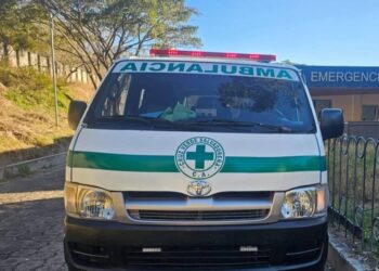 Conductor es sancionado por bloquear el paso a un vehículo de emergencia y bajar a grabarlo en plena vía