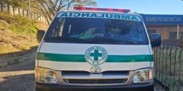 Conductor es sancionado por bloquear el paso a un vehículo de emergencia y bajar a grabarlo en plena vía