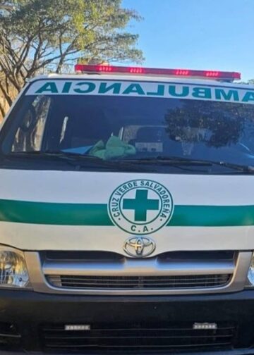 Conductor es sancionado por bloquear el paso a un vehículo de emergencia y bajar a grabarlo en plena vía