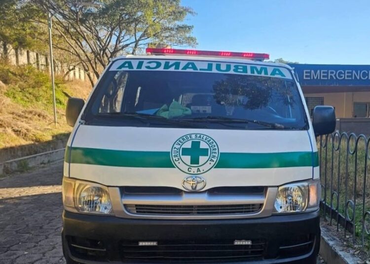 Conductor es sancionado por bloquear el paso a un vehículo de emergencia y bajar a grabarlo en plena vía