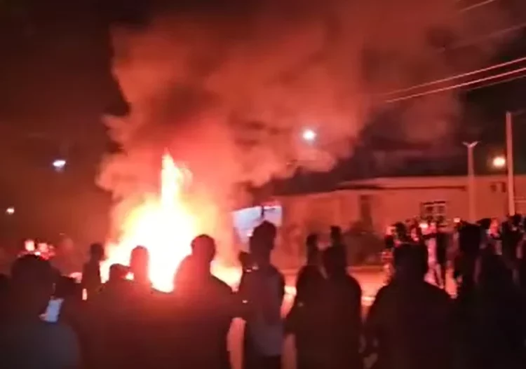 Protesta en Cuba, deja disturbios y daños en sede del Partido Comunista