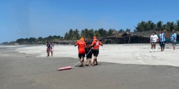 Guardavidas rescatan a persona en playa Costa del Sol