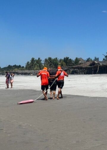 Guardavidas rescatan a persona en playa Costa del Sol