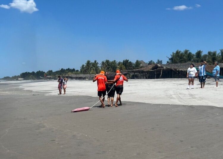 Guardavidas rescatan a persona en playa Costa del Sol