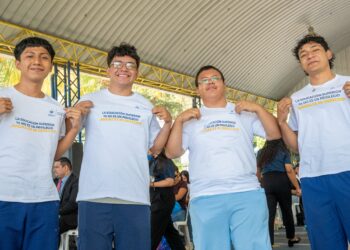 Gobierno entrega becas a más de 350 jóvenes para impulsar su educación superior