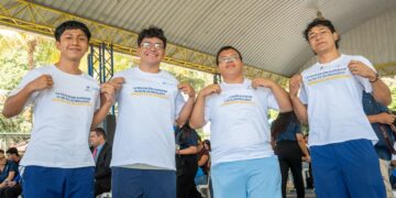Gobierno entrega becas a más de 350 jóvenes para impulsar su educación superior