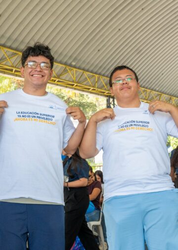 Gobierno entrega becas a más de 350 jóvenes para impulsar su educación superior