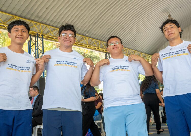 Gobierno entrega becas a más de 350 jóvenes para impulsar su educación superior