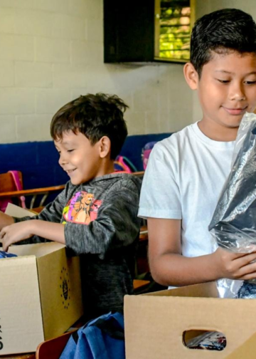 Entrega de paquetes escolares beneficia a estudiantes de nueva matrícula del Centro Escolar Walter Thilo Deininger