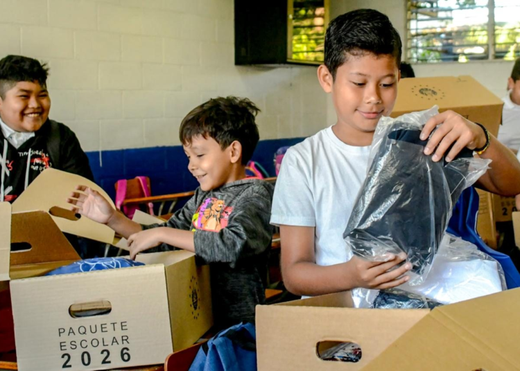 Entrega de paquetes escolares beneficia a estudiantes de nueva matrícula del Centro Escolar Walter Thilo Deininger