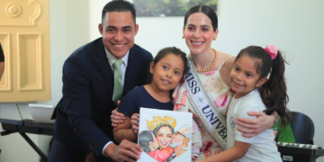 Fátima Bosch reconoce esfuerzo y talento de jóvenes tecleños en recorrido por el Palacio Municipal