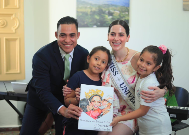 Fátima Bosch reconoce esfuerzo y talento de jóvenes tecleños en recorrido por el Palacio Municipal