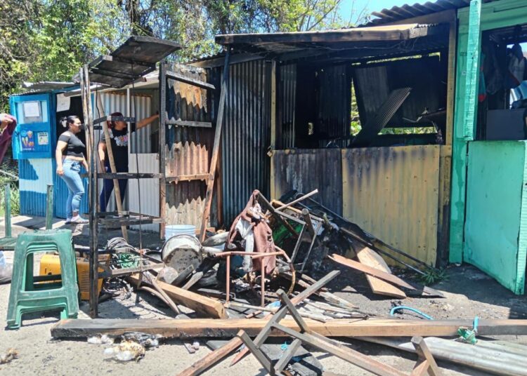 Incendio en chalet de comida provoca crisis nerviosa en seis personas en Cuscatancingo