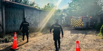 Incendio en vivienda de colonia 15 de Septiembre es controlado sin propagarse en San Miguel Centro