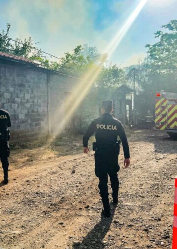 Incendio en vivienda de colonia 15 de Septiembre es controlado sin propagarse en San Miguel Centro