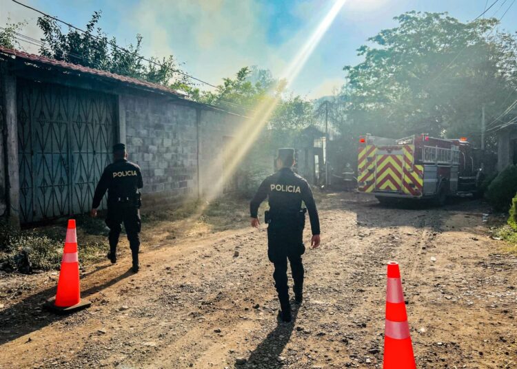 Incendio en vivienda de colonia 15 de Septiembre es controlado sin propagarse en San Miguel Centro