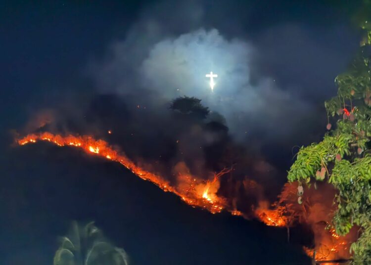 Alcalde de Santa Ana denuncia vandalismo y exige justicia tras incendio en el Cerro Tecana