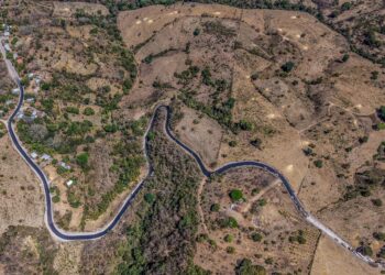 Avanza pavimentación de calle hacia Los Toles en Ahuachapán con ampliación vial impulsada por comunidades