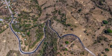 Avanza pavimentación de calle hacia Los Toles en Ahuachapán con ampliación vial impulsada por comunidades