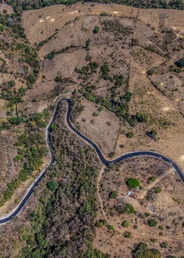 Avanza pavimentación de calle hacia Los Toles en Ahuachapán con ampliación vial impulsada por comunidades