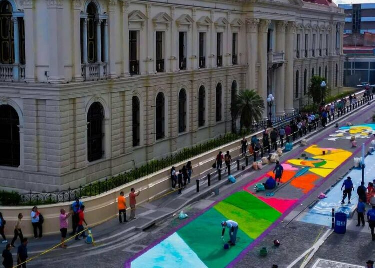 Mega alfombra de sal busca convertir el Centro Histórico en el mayor escenario cultural de Semana Santa