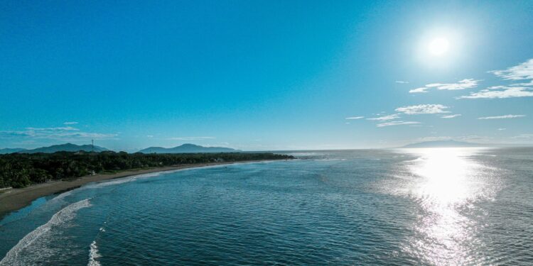 Prevén oleaje más rápido y alto en la costa salvadoreña durante este fin de semana