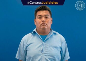 Ordenanza acusado de grabar a policías en duchas pasará a detención provisional