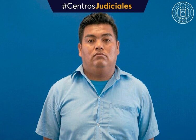 Ordenanza acusado de grabar a policías en duchas pasará a detención provisional