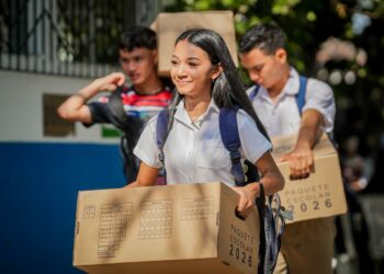 Estudiantes del Instituto Nacional de Usulután reciben paquetes escolares con apoyo tecnológico