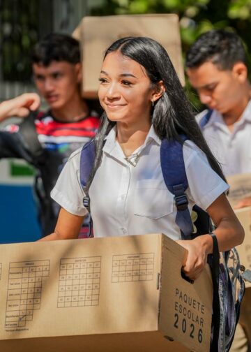 Estudiantes del Instituto Nacional de Usulután reciben paquetes escolares con apoyo tecnológico