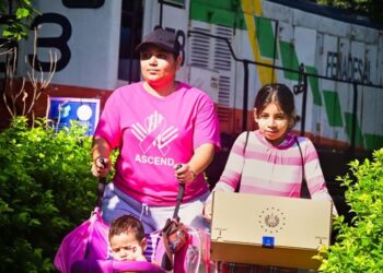 Entrega de paquetes escolares beneficia a estudiantes de nuevo ingreso en Quezaltepeque