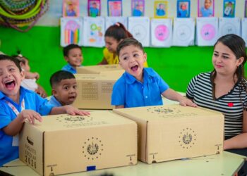 Entrega de paquetes escolares beneficia a estudiantes de Sonsonate Centro y fortalece el acceso a la educación