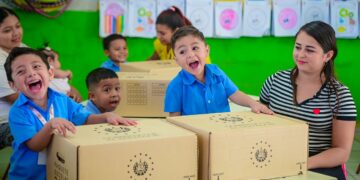 Entrega de paquetes escolares beneficia a estudiantes de Sonsonate Centro y fortalece el acceso a la educación
