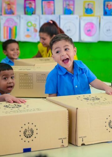 Entrega de paquetes escolares beneficia a estudiantes de Sonsonate Centro y fortalece el acceso a la educación