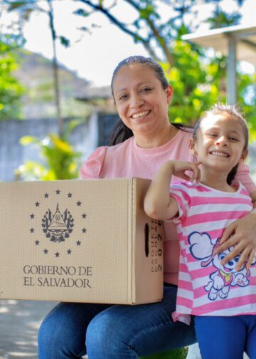Estudiantes del Centro Escolar General Francisco Morazán reciben paquetes escolares en Santa Ana Centro